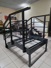 Лестница-крыльцо 3 ступени с площадкой,без ДПК,перила "стандарт" с двух сторон.Ширина 2 м. Высота 45 см.