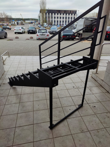 Лестница-крыльцо 7 ступеней,без ДПК,ограждение с одной стороны.Ширина 1 м, высота 1,05 м.