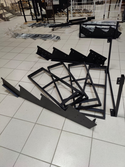 Лестница-крыльцо 4 ступени ,без ДПК,без ограждения.Ширина 1м.