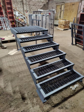 Лестница-крыльцо с площадкой 6 ступеней,c ступенями из ПВЛ,без ограждения.Ширина 2 метра.