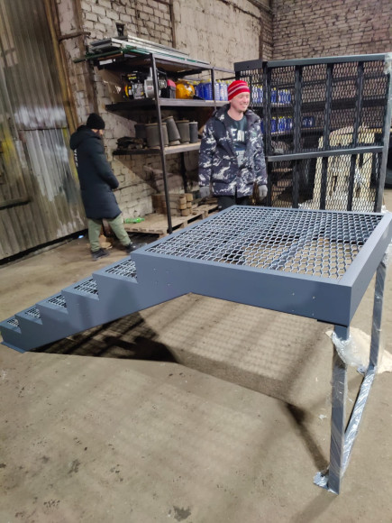 Лестница-крыльцо с площадкой 6 ступеней,c ступенями из ПВЛ,без ограждения.Ширина 2 метра.