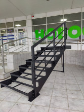 Лестница-крыльцо 7 ступеней,без ДПК,ограждение с одной стороны.Ширина 1,5м,высота 1,05м.