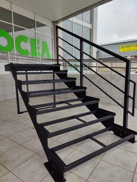 Лестница-крыльцо 7 ступеней,без ДПК,ограждение с одной стороны.Ширина 1,5м,высота 1,05м.