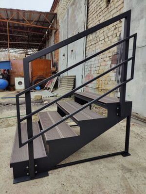Лестница-крыльцо 4 ступени с ДПК,ограждение с одной стороны.Ширина 1,5м.