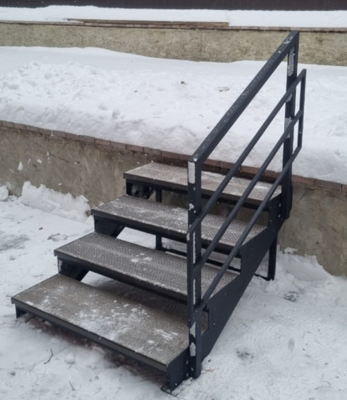 Лестница-крыльцо 4 ступени с ДПК,ограждение с одной стороны.Ширина 1,5м.