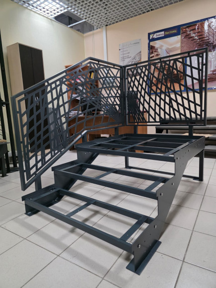 Лестница-крыльцо 3 ступени с площадкой,без ДПК,перила "лазерная резка" с одной стороны и торца.Ширина 1,5 м.    