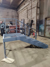 Лестница-крыльцо с площадкой 6 ступеней,c ступенями из ПВЛ,ограждение с одной стороны. Ширина 1,3 метра.Высота 90 см.