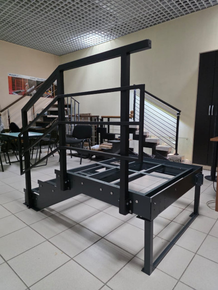 Лестница-крыльцо 3 ступени с площадкой ,без ступеней ДПК,ограждение "стандарт" с одной стороны.Ширина 1,3 м ,высота 45 см.