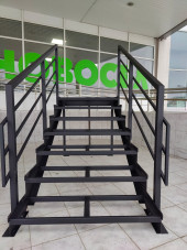 Лестница крыльцо 7 ступеней,без ДПК,ограждения с двух сторон.Ширина 1 м, высота 1,05 м.