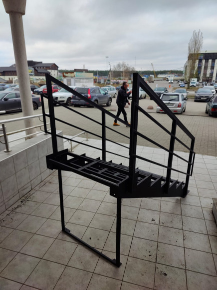 Лестница крыльцо 7 ступеней,без ДПК,ограждения с двух сторон.Ширина 1 м, высота 1,05 м.