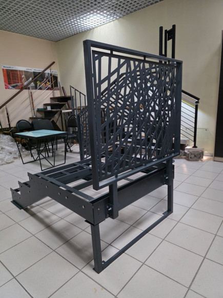 Лестница-крыльцо 3 ступени с площадкой,без ДПК,перила "лазерная резка" с одной стороны и торца.Ширина 2 м.     