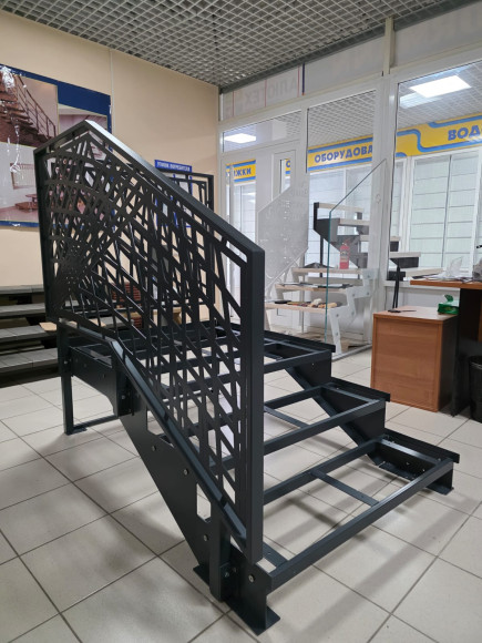 Лестница-крыльцо 3 ступени с площадкой,без ДПК,перила "лазерная резка" с одной стороны и торца.Ширина 2 м.     