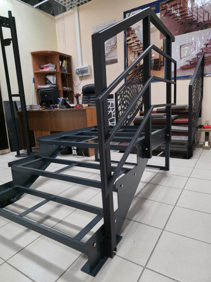 Лестница-крыльцо 3 ступени с площадкой ,без ступеней ДПК,ограждение "стандарт" с одной стороны.Ширина 1,5 м ,высота 45 см.