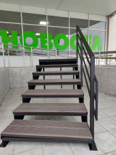 Лестница крыльцо 7 ступеней ,с ДПК,ограждения справа.