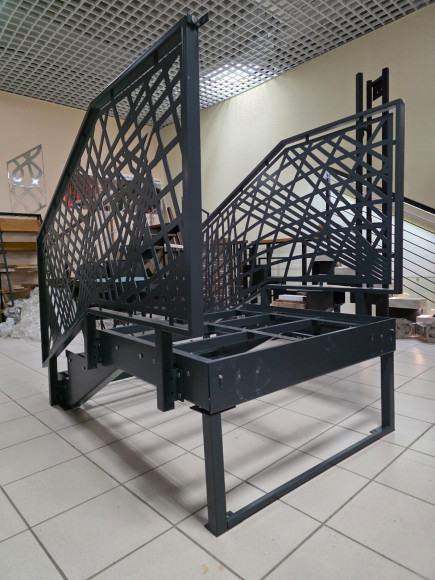 Лестница-крыльцо 3 ступени с площадкой,без ДПК,перила "лазерная резка" с двух сторон.Ширина 1м.