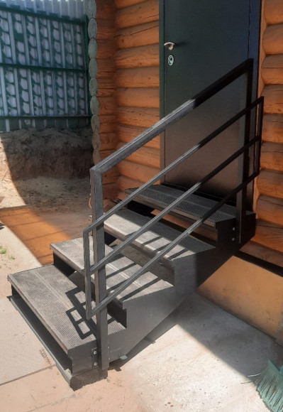 Лестница-крыльцо 4 ступени с ДПК,ограждение с одной стороны.Ширина 2м. 