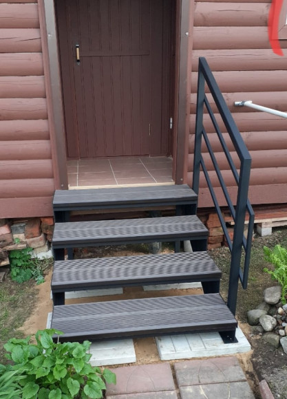 Лестница-крыльцо 4 ступени с ДПК,ограждение с одной стороны.Ширина 2м. 