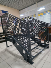 Лестница-крыльцо 3 ступени с площадкой,без ДПК,перила "лазерная резка" с двух сторон.Ширина 1,3 м. 