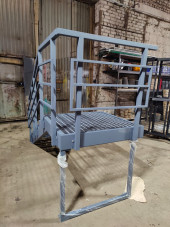 Лестница-крыльцо с площадкой 6 ступеней,c ступенями из ПВЛ,ограждение с одной стороны и по торцу площадки.Ширина 1,3 метра. 