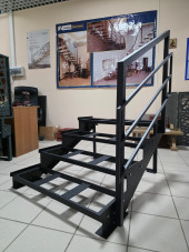 Лестница-крыльцо 4 ступени,без ДПК,ограждение с одной стороны.Ширина 1 м. 