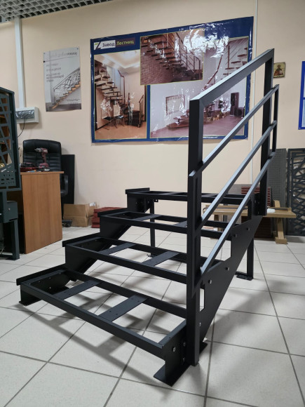 Лестница-крыльцо 4 ступени,без ДПК,ограждение с одной стороны.Ширина 1 м. 