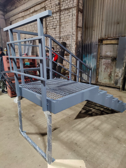 Лестница-крыльцо с площадкой 6 ступеней,c ступенями из ПВЛ,ограждение с одной стороны и по торцу площадки.Ширина 2 метра. 