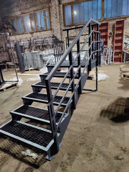 Лестница-крыльцо с площадкой 6 ступеней,c ступенями из ПВЛ,ограждение с одной стороны и по торцу площадки.Ширина 2 метра. 