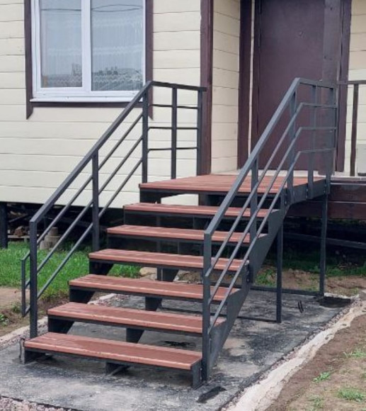 Лестница входная с ступенями ДПК , перила с двух сторон . Ширина 1 м. Высота 1,05 м. 7 ступеней с площадкой.