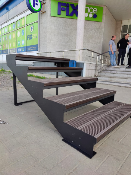 Лестница-крыльцо ,5 ступеней,с ступенями ДПК,без ограждений. Ширина 1,3м.Высота 75 см.