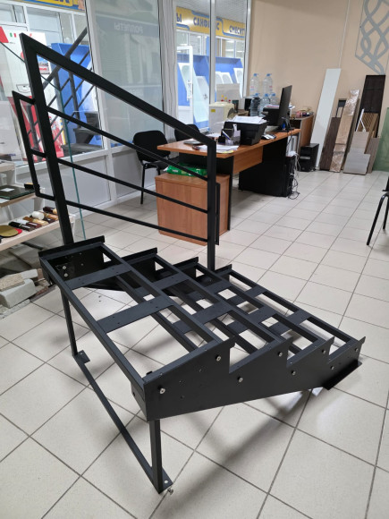 Лестница-крыльцо 4 ступени,без ДПК,ограждение с одной стороны.Ширина 2м.