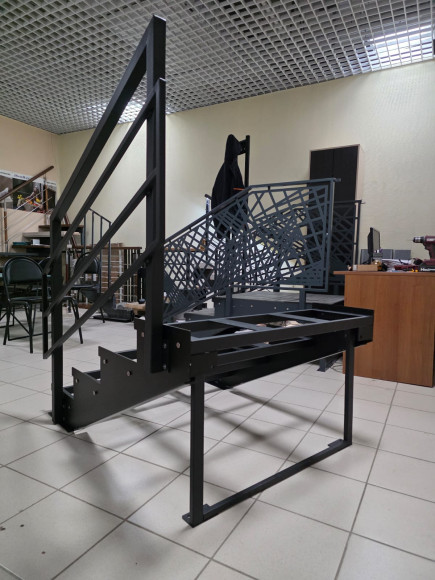 Лестница-крыльцо 4 ступени,без ДПК,ограждение с одной стороны.Ширина 2м.