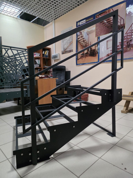 Лестница-крыльцо 4 ступени,без ДПК,ограждение с одной стороны.Ширина 2м.