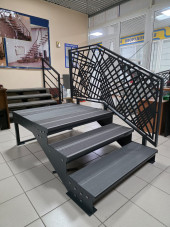 Лестница входная с ступенями из ДПК ,перила "лазерная резка"с одной стороны.Ширина 1,3 м. Высота 45 см. 3 ступени с площадкой.