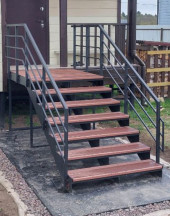 Лестница входная с ступенями ДПК , перила с двух сторон . Ширина 1,3 м. Высота 1,05 м. 7 ступеней с площадкой.