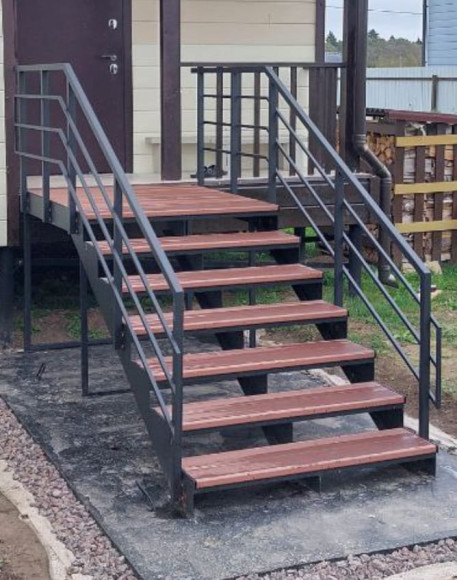 Лестница входная с ступенями ДПК , перила с двух сторон . Ширина 1,3 м. Высота 1,05 м. 7 ступеней с площадкой.