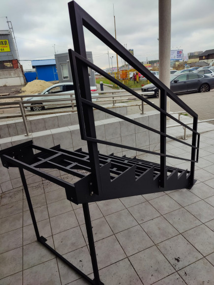 Лестница-крыльцо 8 ступеней,без ДПК,ограждение слева.