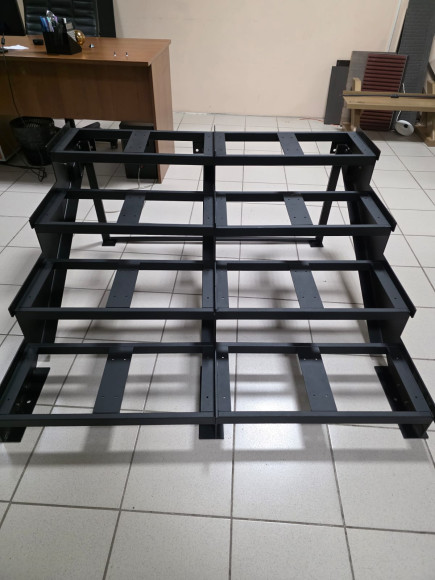 Лестница-крыльцо 4 ступени ,без ДПК,ограждения с двух сторон. Ширина 2м. 