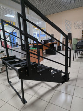 Лестница-крыльцо 4 ступени ,без ДПК,ограждения с двух сторон. Ширина 2м. 