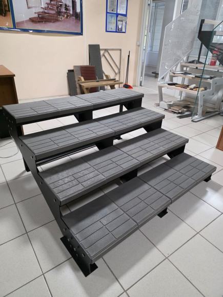 Лестница-крыльцо 4 ступени ,без ДПК,ограждения с двух сторон. Ширина 2м. 