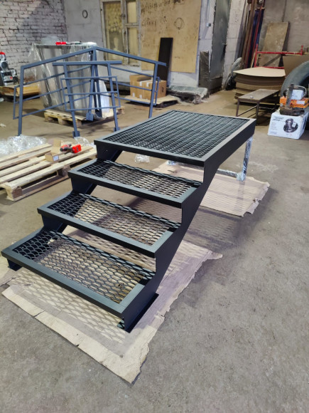 Лестница-крыльцо с площадкой 4 ступени,c ступенями из ПВЛ,без ограждения. Ширина 1,5 метра.Высота 60 см.