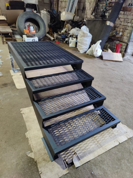 Лестница-крыльцо с площадкой 4 ступени,c ступенями из ПВЛ,без ограждения. Ширина 1,5 метра.Высота 60 см.