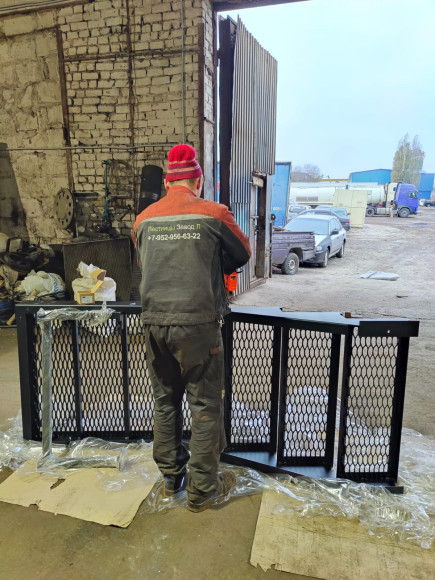 Лестница-крыльцо с площадкой 4 ступени,c ступенями из ПВЛ,без ограждения. Ширина 1,5 метра.Высота 60 см.